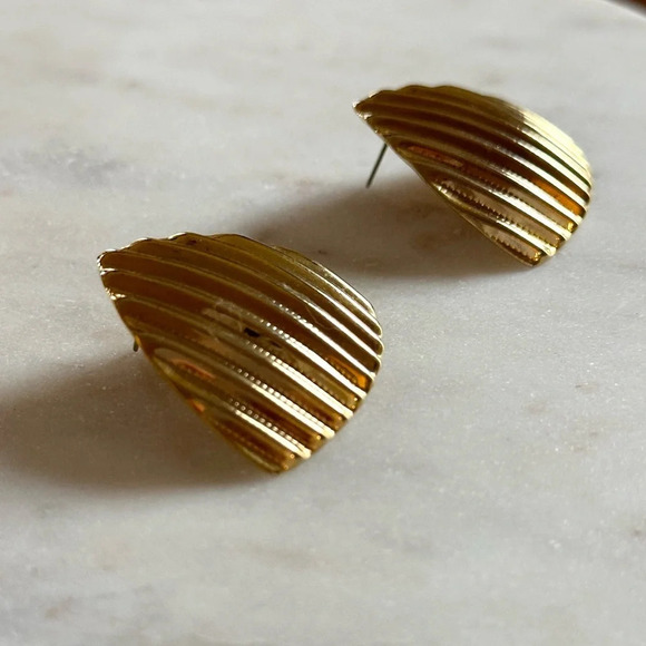 Vintage Gold Tone Large Statement Earrings Triangle Scalloped Teaxture - Picture 3 of 8